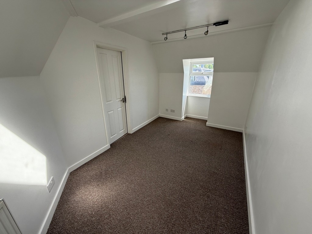 Lot: 104 - FREEHOLD BUILDING ARRANGED AS TWO FLATS ABOVE COMMERCIAL PREMISES SOLD ON LONG LEASE - Bedroom